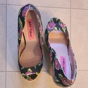 Flower print wedges